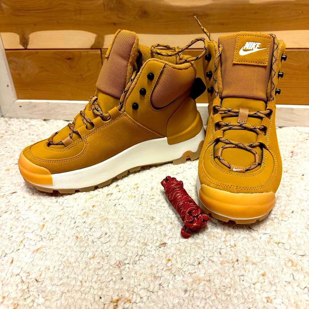 Nike City Classic Women Boots NWT extra laces, chestnut color, size 6.5